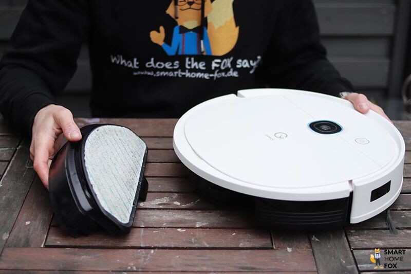 Der Wassertank des Yeedi Vac 2 Pro wird von hinten am Saugroboter befestigt